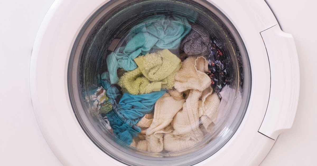 Vypraný kapesník se dá z oblečení snadno odstranit: Když není sušička, pomůže kousek izolepy