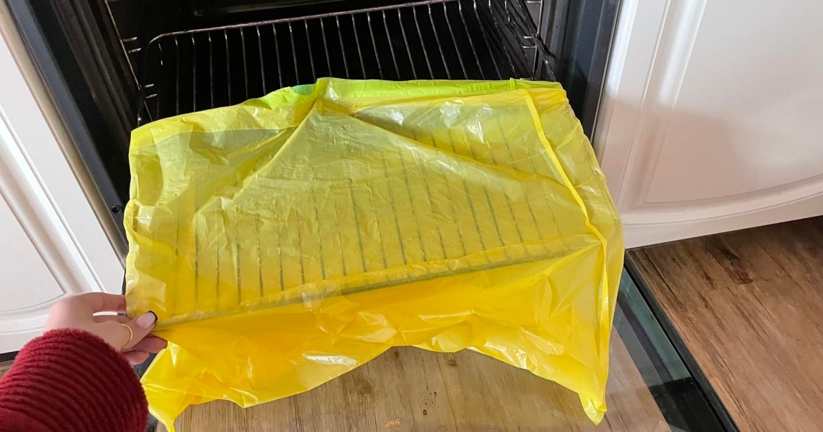 Rošt z trouby nebo grilu vyčistíte bez úmorného drhnutí