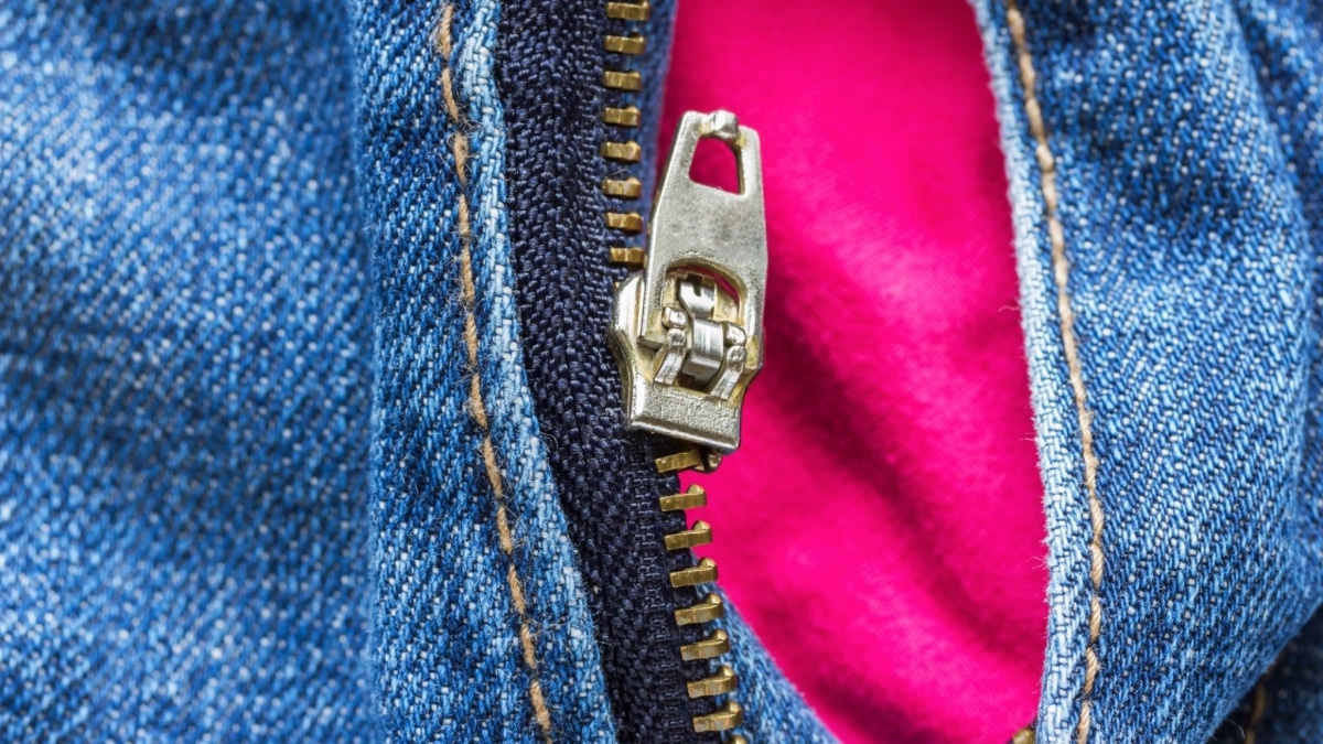 Rozbitý zip se dá opravit za 1 minutu. Není potřeba ho hned měnit, situaci zachrání kleště nebo jehla