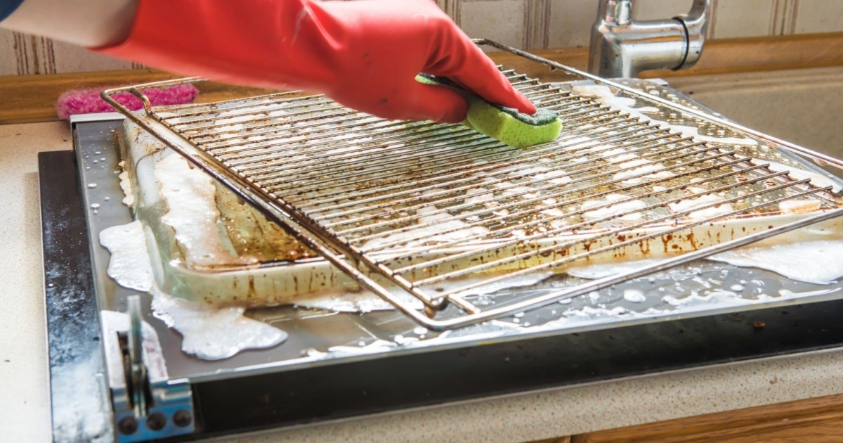Zapečený rošt z trouby lze vyčistit bez drhnutí: Stačí k tomu pytel na odpadky, tableta do myčky a jedlá soda