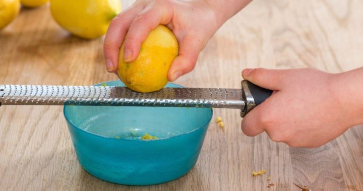 strouhat citronovou kuru miska