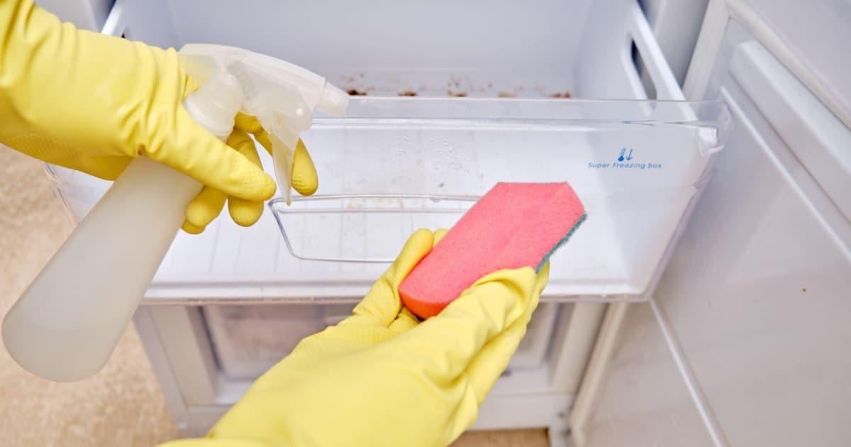 Díky potravinářské fólii uklízím ledničku jen minimálně. Navíc to zabere sotva pár vteřin a je zase čistá