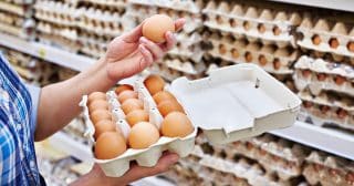 Proč pokladní v obchodě vždy otevírají krabici od vajec: Chtějí tak předejít porušení zákona