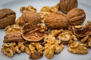 Rychlé louskání ořechů bez námahy: Stačí je nechat chvíli povařit a rozbít kladívkem. Zůstanou celá jádra