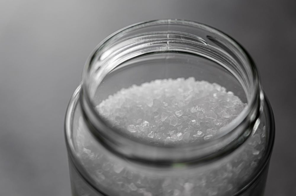 zavařovací sklenice plná soli