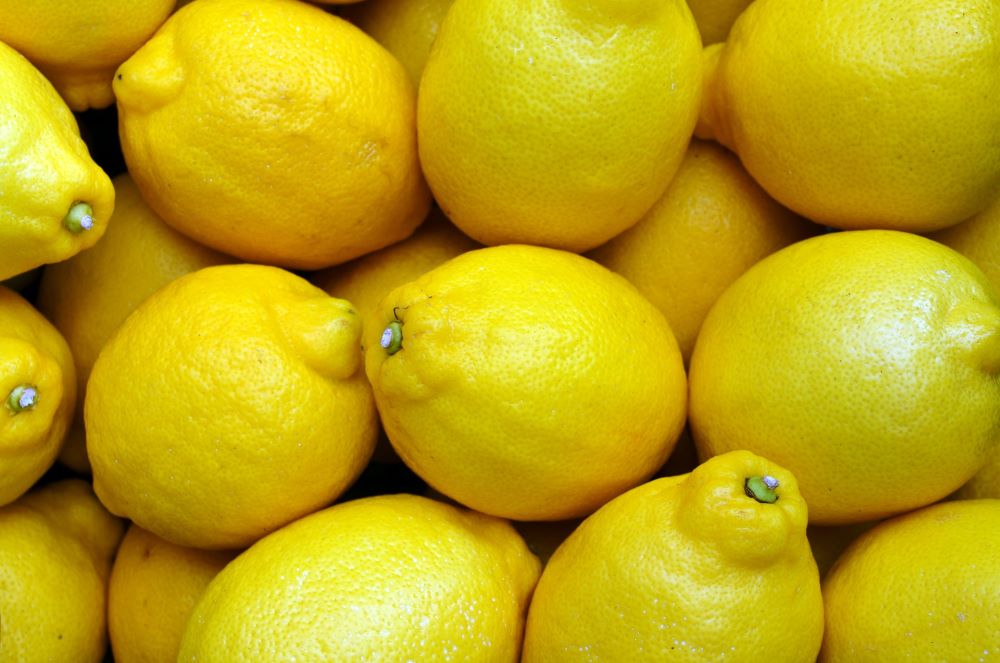 Hromada žlutých citronů