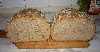 Chleba tvrdý jako kámen ještě není na vyhození. Stačí trocha čisté vody a bude měkoučký, jako by byl koupený včera