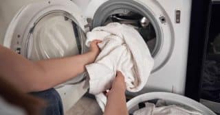 Typická chyba, kvůli které jsou ručníky po vyprání tvrdé a drsné –⁠ nadbytek pracího prostředku