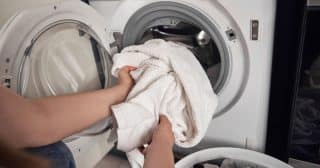 Improvizovaná sušička z jakékoliv pračky: Stačí k prádlu přihodit suchou osušku