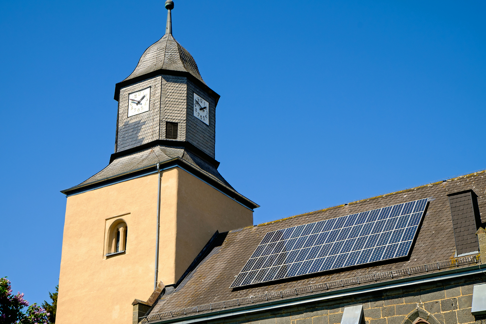 Solarní panely na kostele