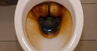 Tmavý a tvrdý vodní kámen na dně WC zlikviduje tableta na zubní protézy. Po jednom spláchnutí bude jako nové