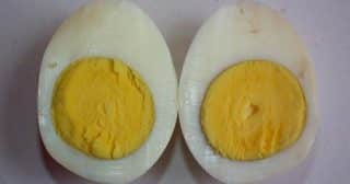 Podle barvy žloutku se dá poznat kvalita vejce. Výrobci ale často klamou spotřebitele tím, že do nich přidávají barvivo