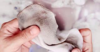 Zářivě bílých ponožek se dá dosáhnout pomocí citronové šťávy či chloru. Pustí i zažraná špína