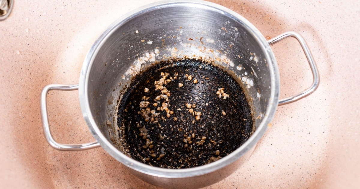 Domácí metody čištění připáleného hrnce. Pomůže cola nebo soda