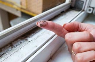 Jak vyčistit okenní rámy bez poškození: Směs peroxidu a sody se dostane i na těžko přístupná místa