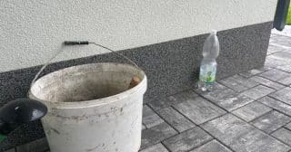 Chytří Japonci dávají podél domu láhve s vodou. Odhání tak všechny nezvané hosty