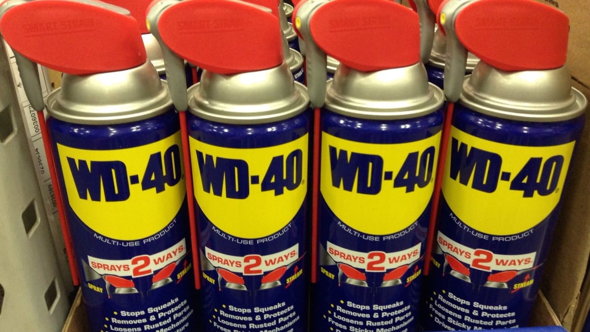 Sprej WD-40 neslouží pouze k promazání řetězu cyklistického kola. Má skvělé využití v celé domácnosti, např. na skvrny nebo obuv