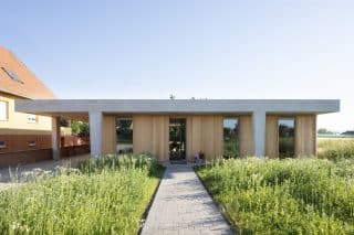 Architekti dokáží „kouzlit“ i s omezeným rozpočtem: Důkazem je rodinný dům z masivního kusu betonu