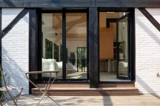 Dům plný dřevěných kvádrů: Architektům se neobvyklým způsobem povedlo rozšířit interiér o několik místností