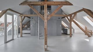 Prostor 108m² podkrovního bytu využili do posledního centimetru: Dominantou jsou mohutné dřevěné trámy