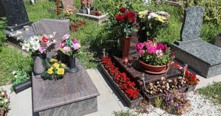 kvetiny hrob pomniky