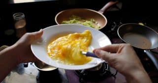 Chyby v přípravě míchaných vajec: Dřevěná vařečka, rozklepávání přímo na pánev i příliš vysoká teplota