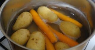 Do vařených brambor se vyplatí dát mrkev. Zachová v nich vitamíny a dodá jim chuť