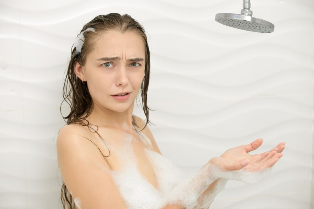 žena se koupe
