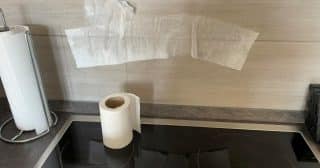S mastnotou v kuchyni zatočí toaletní papír. Drahé odmašťovače nejsou potřeba, zastoupit je dokáže i ocet