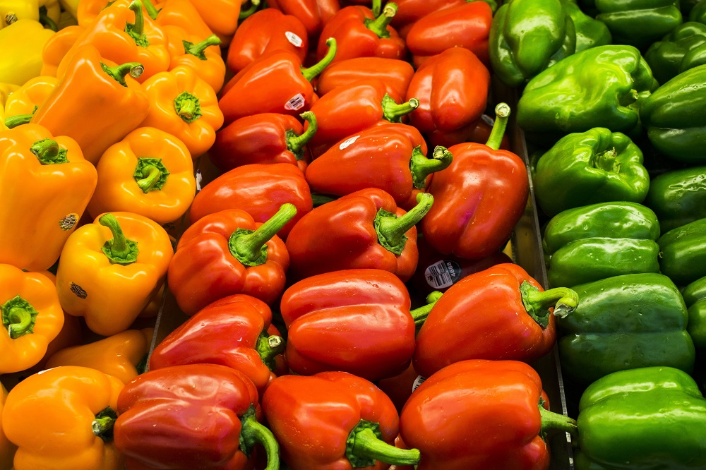 Různě zbarvené papriky