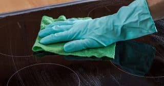 4 způsoby, jak se vyhnout drhnutí sporáku: Ulpívání špíny zamezí automobilový vosk, s čištěním pomůže ocet