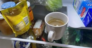 hrnek kafe lednice