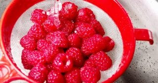 Maliny a jahody vydrží čerstvé po dobu 14 dnů: Stačí je omýt roztokem z jablečného octa a vody