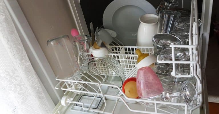Proto nádobí zůstává špinavé a myčka je po 2 letech na odpis: Málo soli i nedostatečná údržba spotřebiče