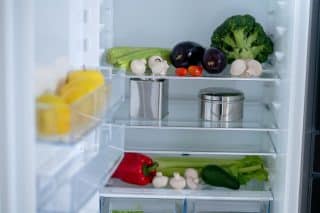 Lednička spotřebuje zbytečně víc elektřiny, pokud je do ní uloženo jídlo chvíli po dovaření