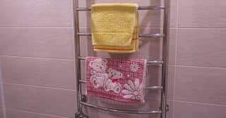 Sušení ručníků na radiátoru je zbytečný risk. Kromě vyšších účtů může ohrozit lidi se sníženou imunitou