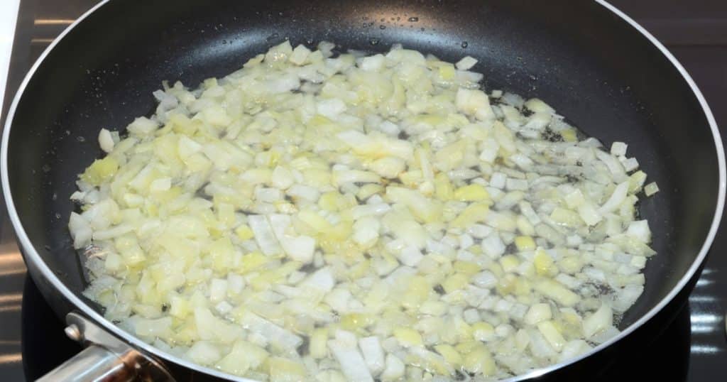 smazeni cibule panev