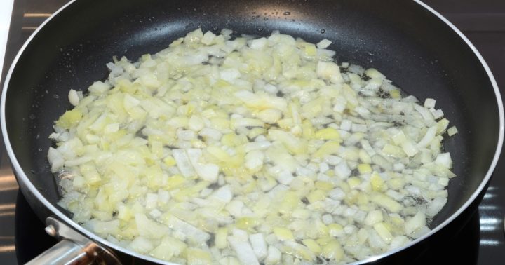 smazeni cibule panev