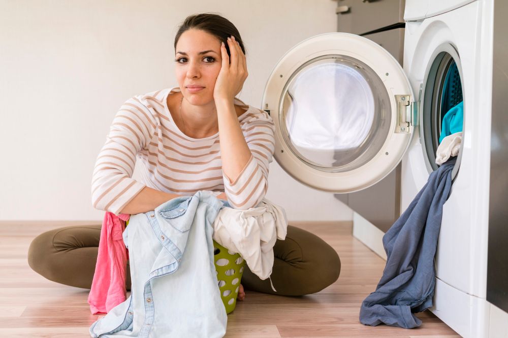 žena pere prádlo