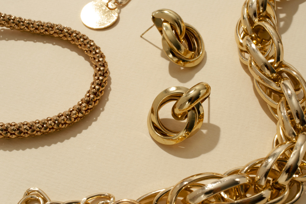 Zlaté náhrdelníky a naušnice