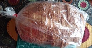 Aby chleba zůstal dlouho čerstvý, je potřeba ho v létě skladovat jinak. Ideálně v keramické chladničce