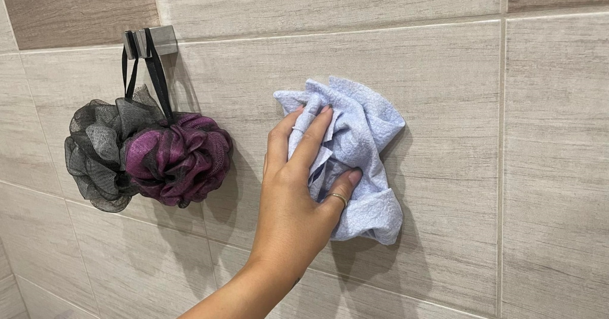 Jak vyčistit dlaždice v koupelně od plaku: Pracím mýdlem, sodou či okenou