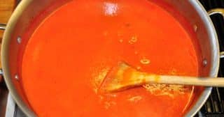 Proč do rajské polévky přidat lžičku jedlé sody: Zamezí se tak pálení žáhy
