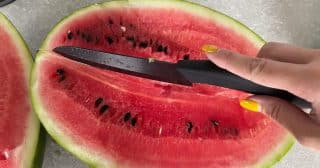 Snadný způsob, jak nakrájet meloun: Díky mřížce vzniknou malé kousky à la jednohubky