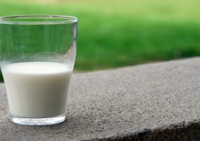 mléko ve sklenici