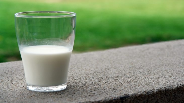 mléko ve sklenici