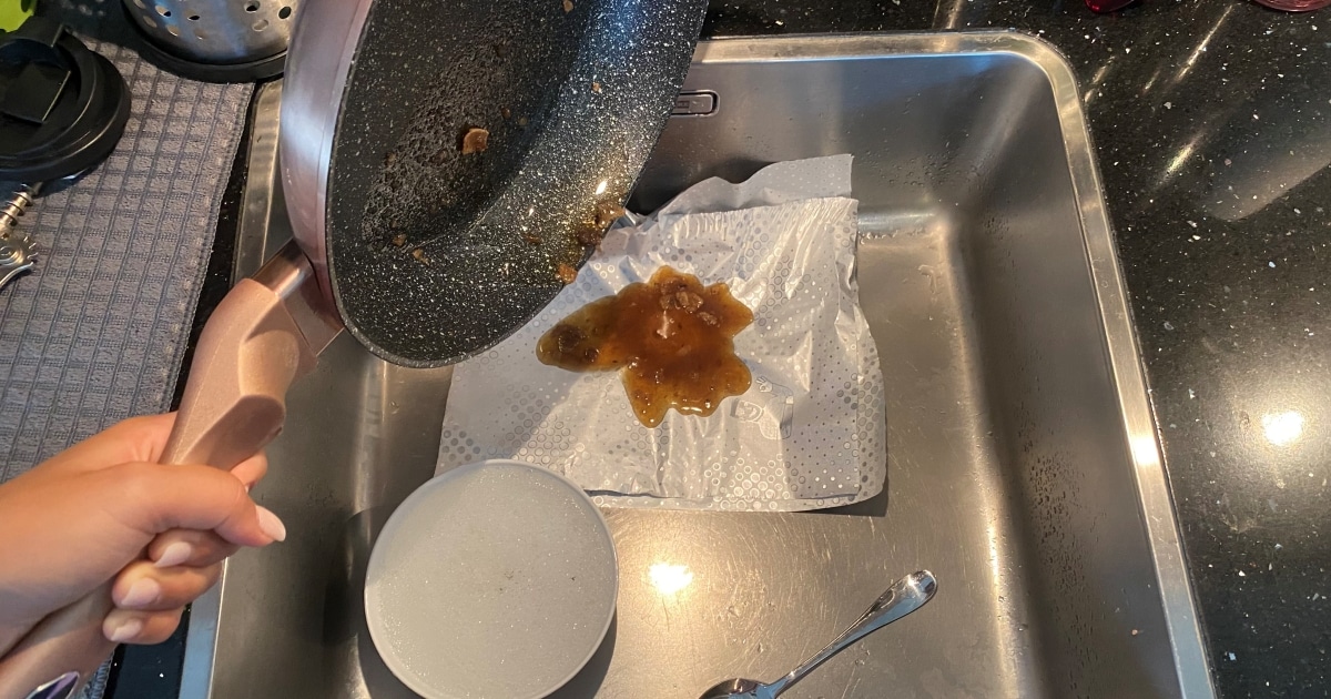 Oleje po smažení se dá zbavit bez rizika ucpaného odpadu. Stačí použít kousek alobalu