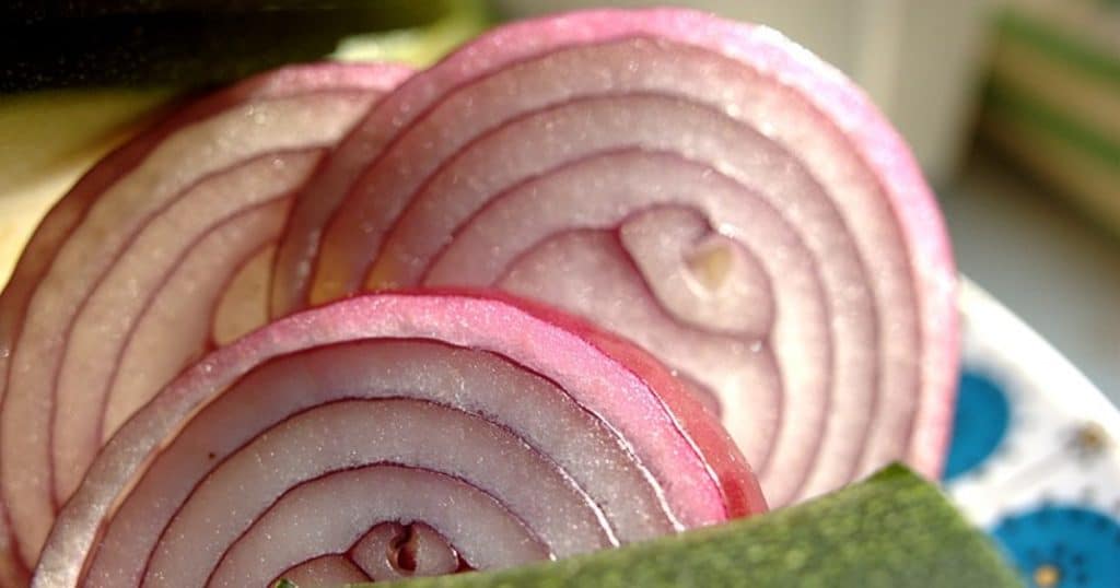 platky cibule nadoba