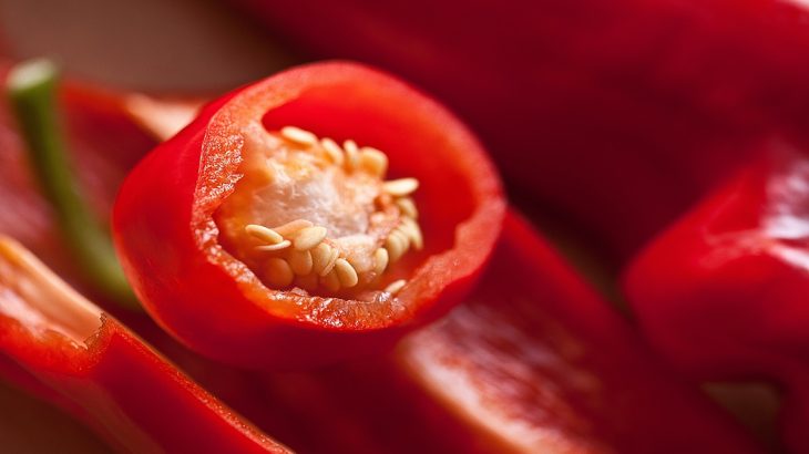 Rozkrojená červená paprika