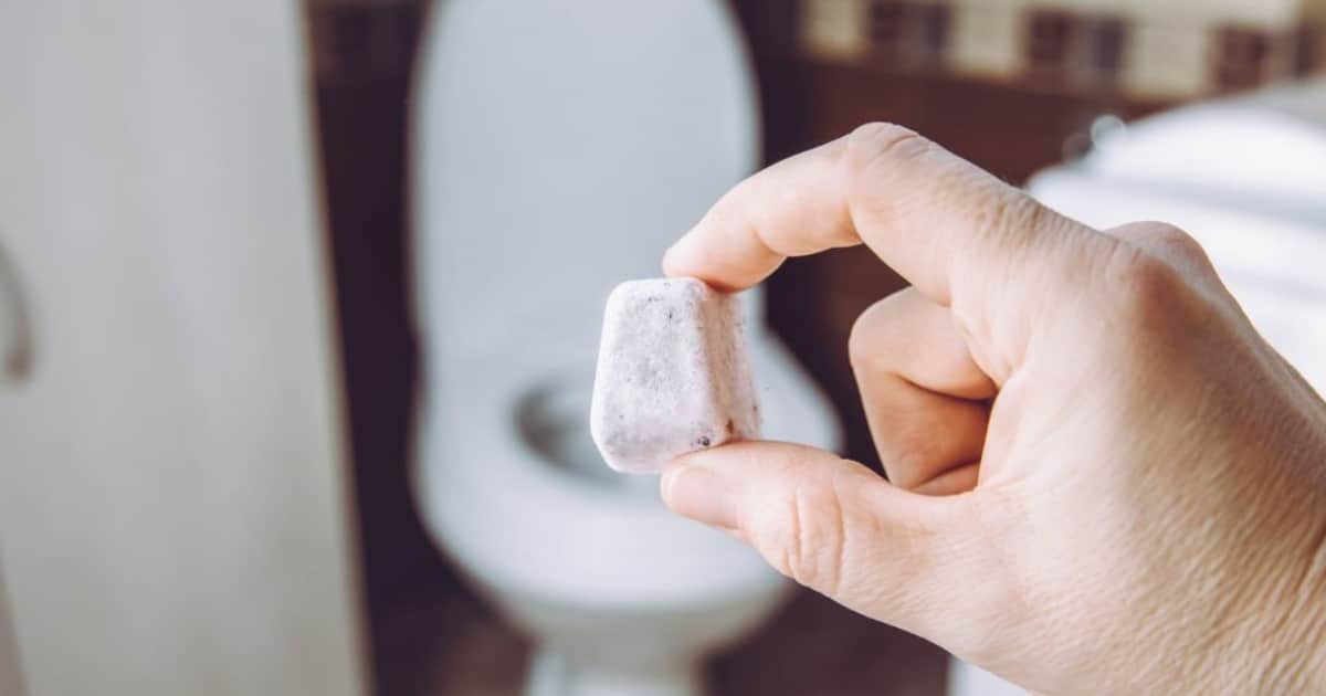 Očista toalety pomocí tablety do myčky. Bude zářit jako nikdy dříve